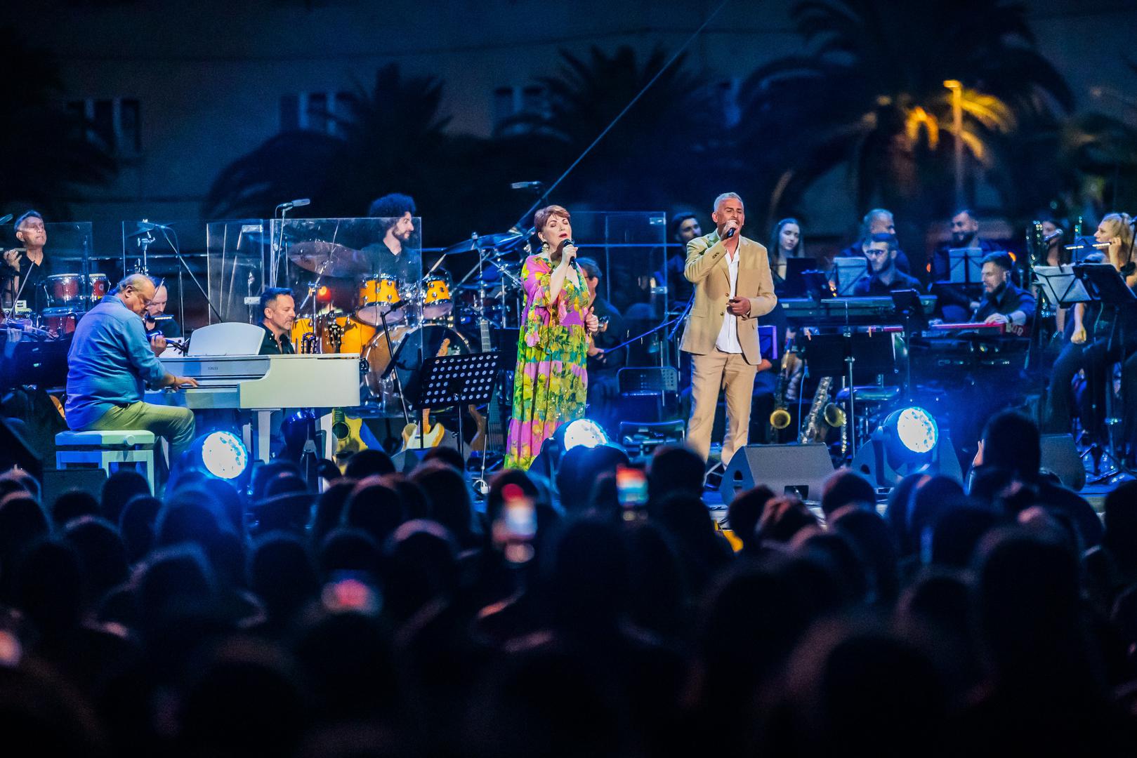 Jučer je u Veloj Luci održan koncert u povodu šeste godišnjice smrti velikana hrvatske glazbe Olivera Dragojevića. U čast Olivera okupili su se deseci tisuća ljudi, među kojima su bili i brojni poznati.