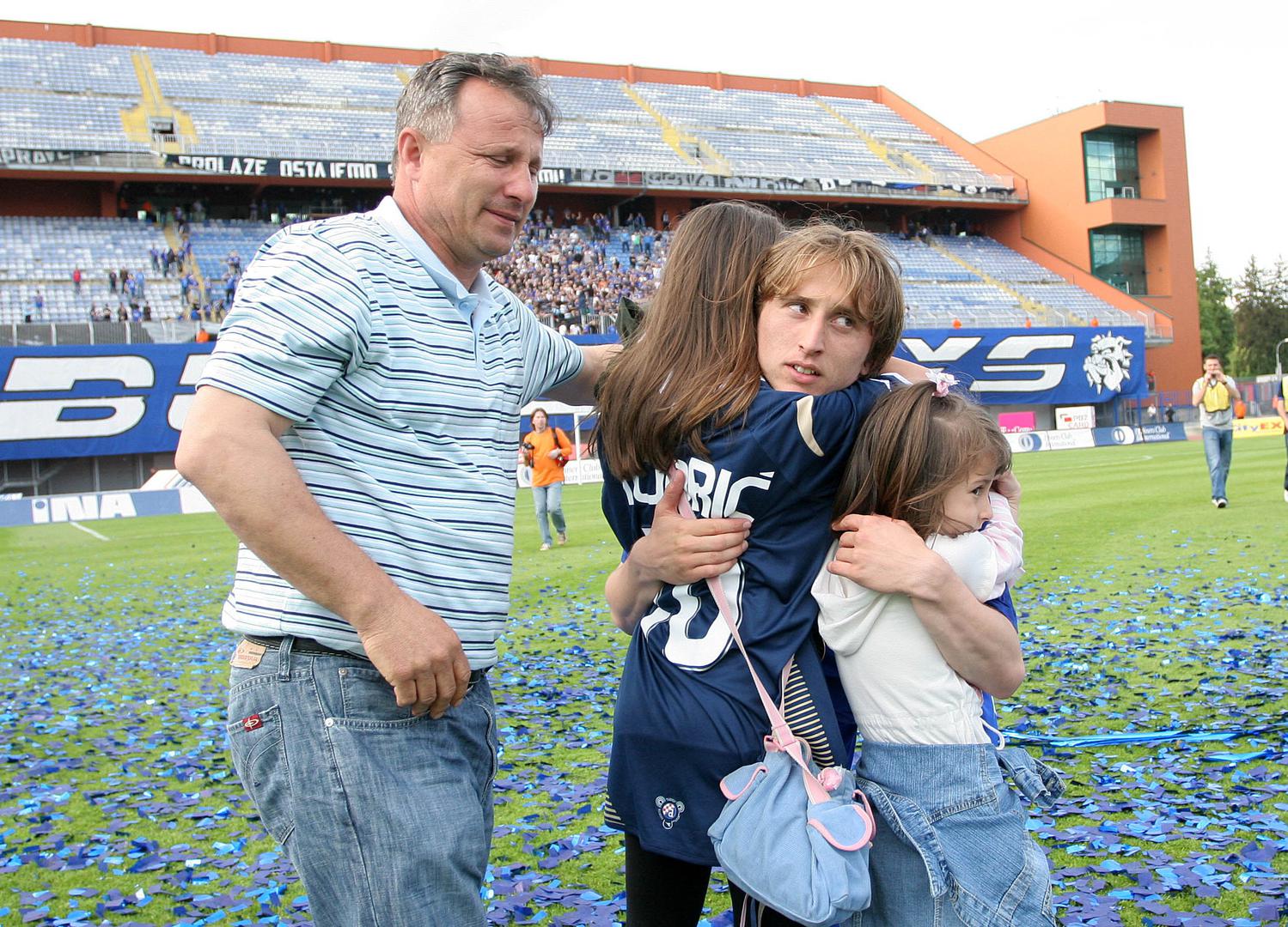  Rijetko tko se sjeća da su njegove sestre potrčale svom bratu u zagrljaj na Maksimiru 10. svibnja 2008. godine. 