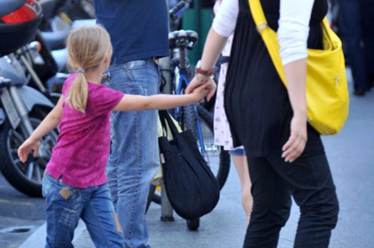 \'11.06.2011., Zagreb - Robert Prosinecki sa suprugom Vlatkom, kcerkama Robertom i Leonardom u setnji gradom.PRI KORISTENJU FOTOGRAFIJE ZASTITITI IDENTITET DJETETA! (PREKRITI OCI) Photo: Marko Lukunic