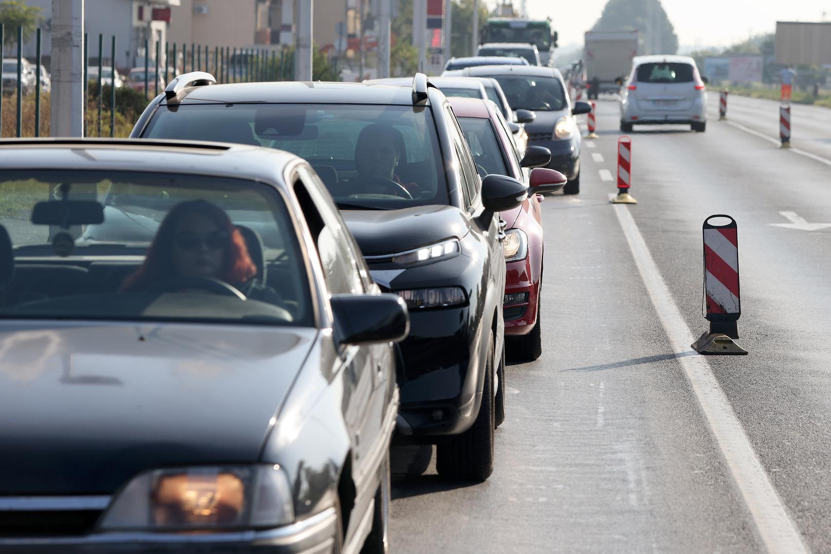 Ti radovi obuhvaćaju zamjenu dva sloja asfalta - nosivog i habajućeg, kao i zamjenu dotrajalih poklopaca komunalne infrastrukture, škrinjica i slivničkih rešetki.