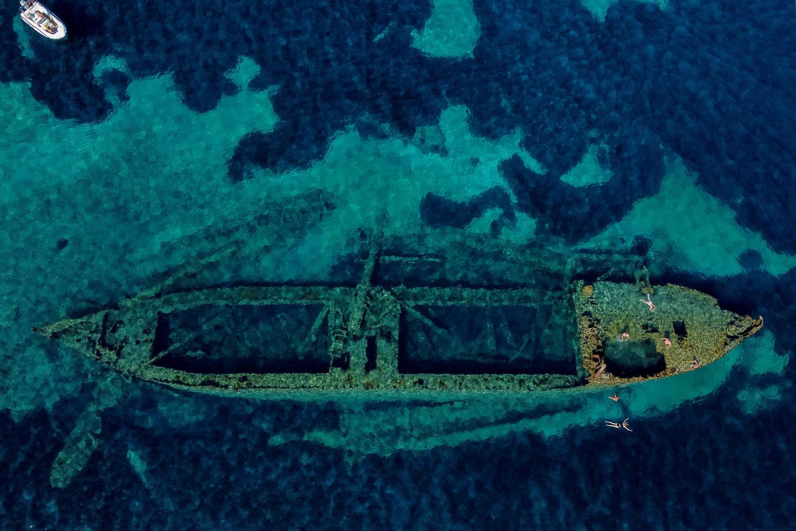 Na rtu Dugog otoka, nedaleko od svjetionika Veli Rat, leži olupina talijanskog teretnog broda Michelle. 