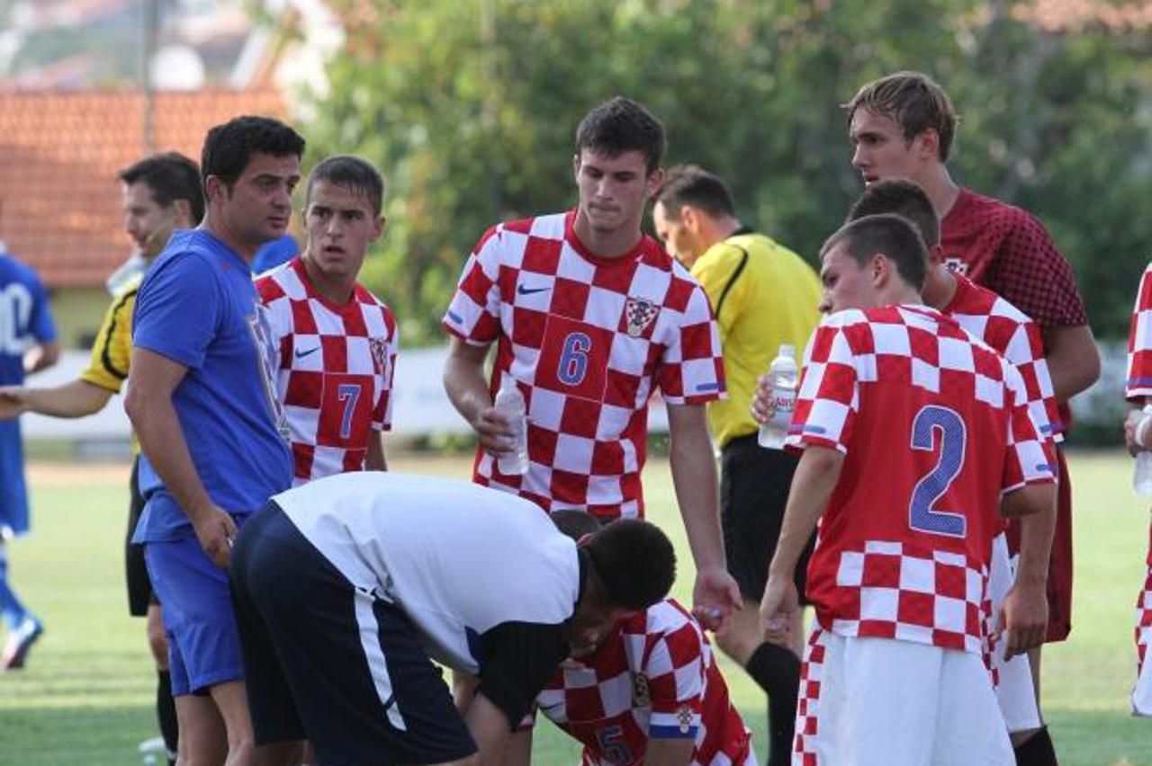 '22.08.2012. Rijeka - Prijateljska nogometna utakmica izmedju mladih U-19 reprezentacija Hrvatske i Italije, na stadionu Pomorca u Kostreni. Sudac utakmice je Domagoj Vuckov. Trener Dinko Jelicic sa i