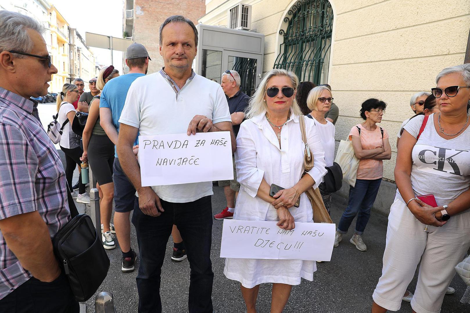 14.08.2023., Zagreb - Roditelji i clanovi obitelji navijaca Dinama uhicenih prosli tjedan u Ateni okupili su se ispred Ministarstva vanjskih poslova nakon sto su se jucer obratili za pomoc predsjedniku Vlade te puckoj pravobraniteljici. Svim hrvatskim navijacima odredjen je pritvor nakon sto su uhiceni prosli tjedan u Ateni zbog navijackih sukoba  u kojima je smrtno stradao jedan navijac AEK-a, a obitelji apeliraju na institucije da im se organizira pravicno sudjenje.  Photo: Patrik Macek/PIXSELL