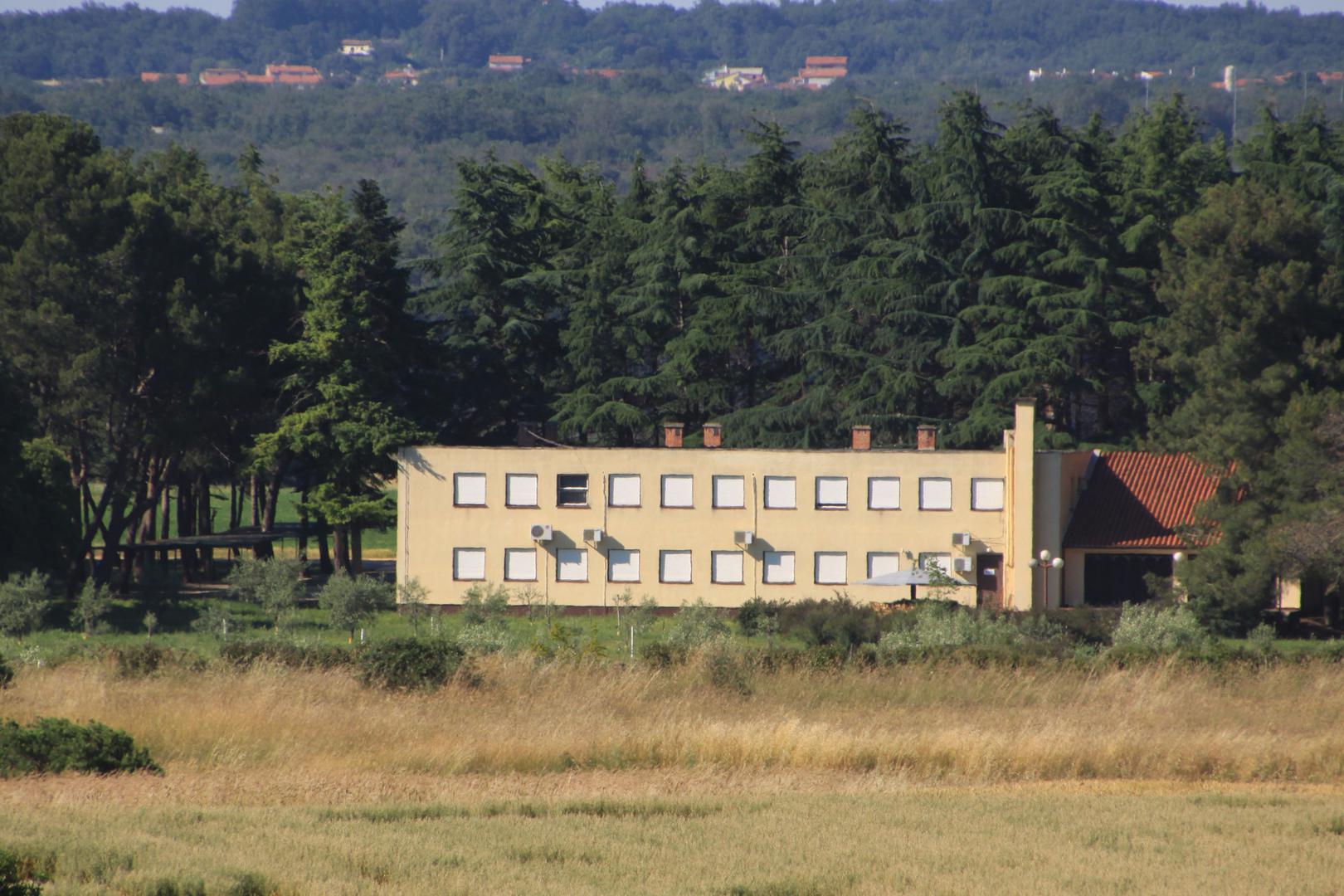 Iz bibliotečnog odjela u Valturi, jedinoj kaznionici otvorenog tipa, najviše se poseže za romanom Agathe Christie „Ubojstvo u Orient Expresu“ i krimićima američke književnice Patricie Cornwell „Corpus delicti" i "Obdukcija“. Kroz njihove ruke često prolazi „Kućna biljna ljekarna“ Ivana Lesingera. Nerijetko posežu za enciklopedijama i knjigama povijesnog sadržaja, među kojima je najčitanija „Hrvatska u monarhističkoj Jugoslaviji“ Franje Tuđmana.