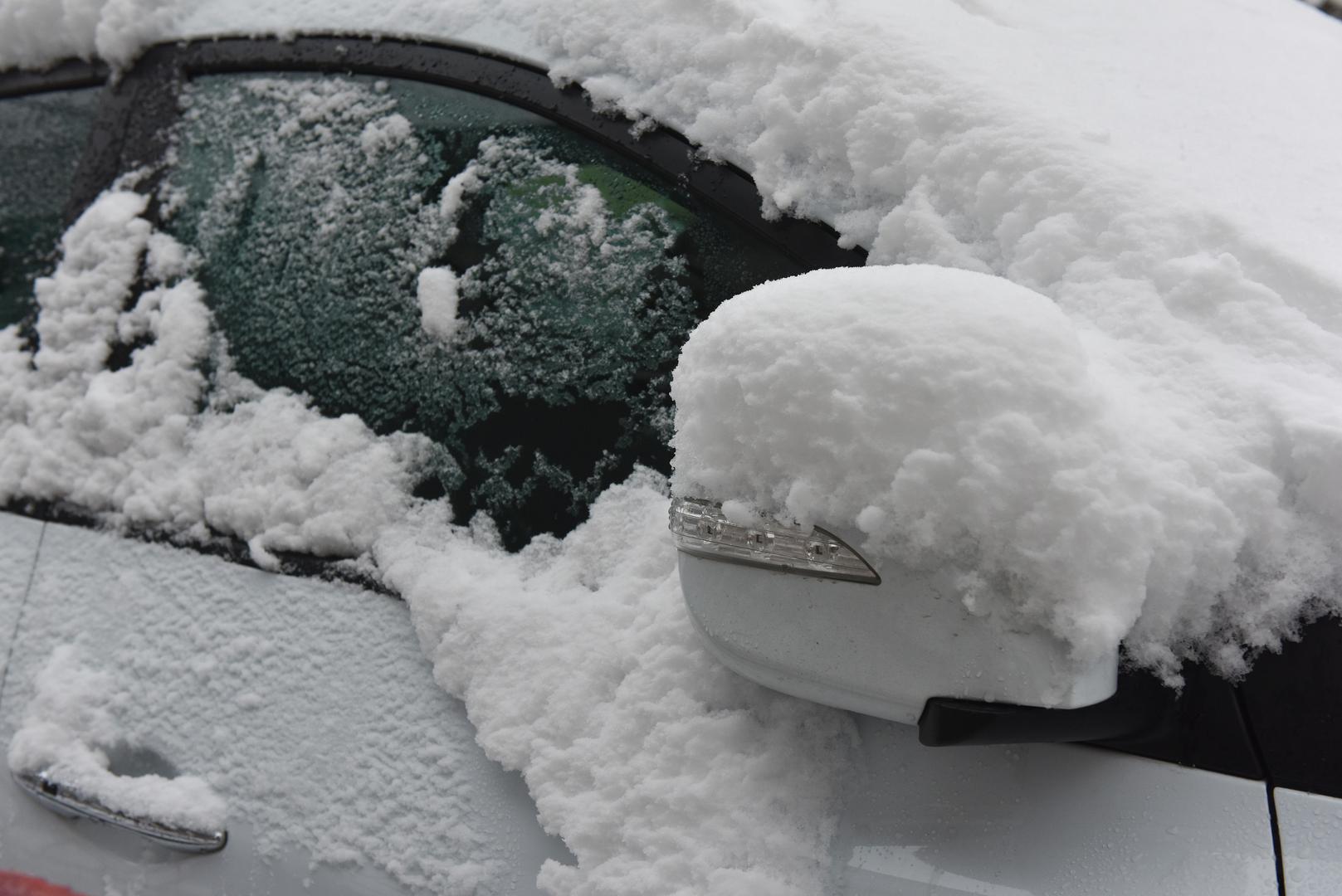 Državni hidrometeorološki zavod (DHMZ) najavio je kako nas do petka očekuju poprilično intenzivne vremenske prilike, a hladna fronta koja stiže iz Alpa donijet će u Hrvatsku jak vjetar, grmljavinu, kišu, ali i snijeg.