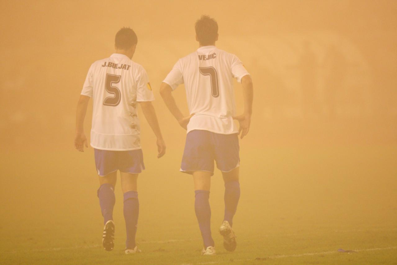 '30.09.2010., Poljud, Split - Utakmica 2. kola Europske lige, Hajduk - Anderlecht. Igraci u dimu, Buljat i Vejic. Photo: Ivo Cagalj/PIXSELL'