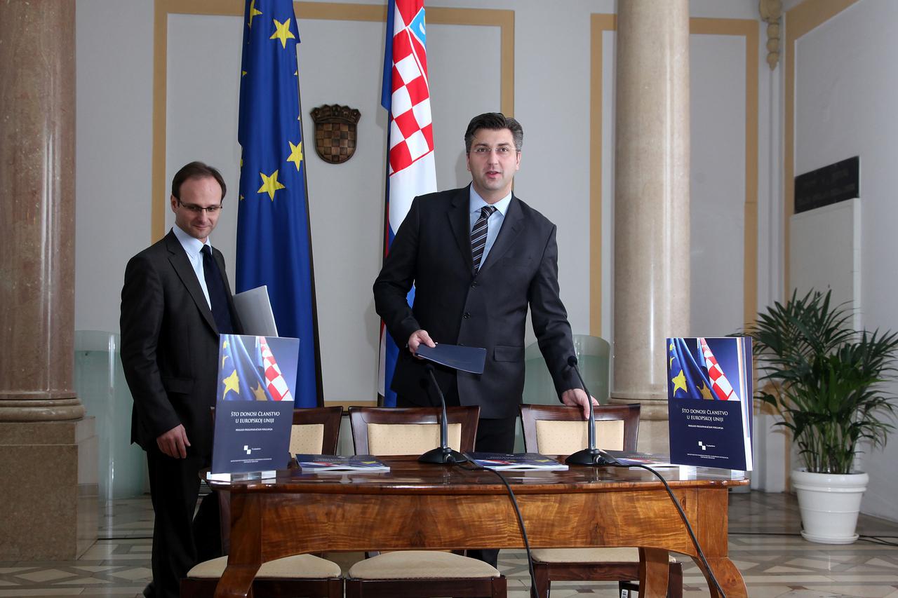 16.11.2011., Zagreb - U Ministarstvu vanjskih poslova predstavljena je danas publikacija Sto donosi clanstvo u Europskoj uniji. Na predstavljanju su bili Andrej Plenkovic, drzavni tajnik za europske integracije, Zvonimir Frka Petesic, ravnatelj uprave za 