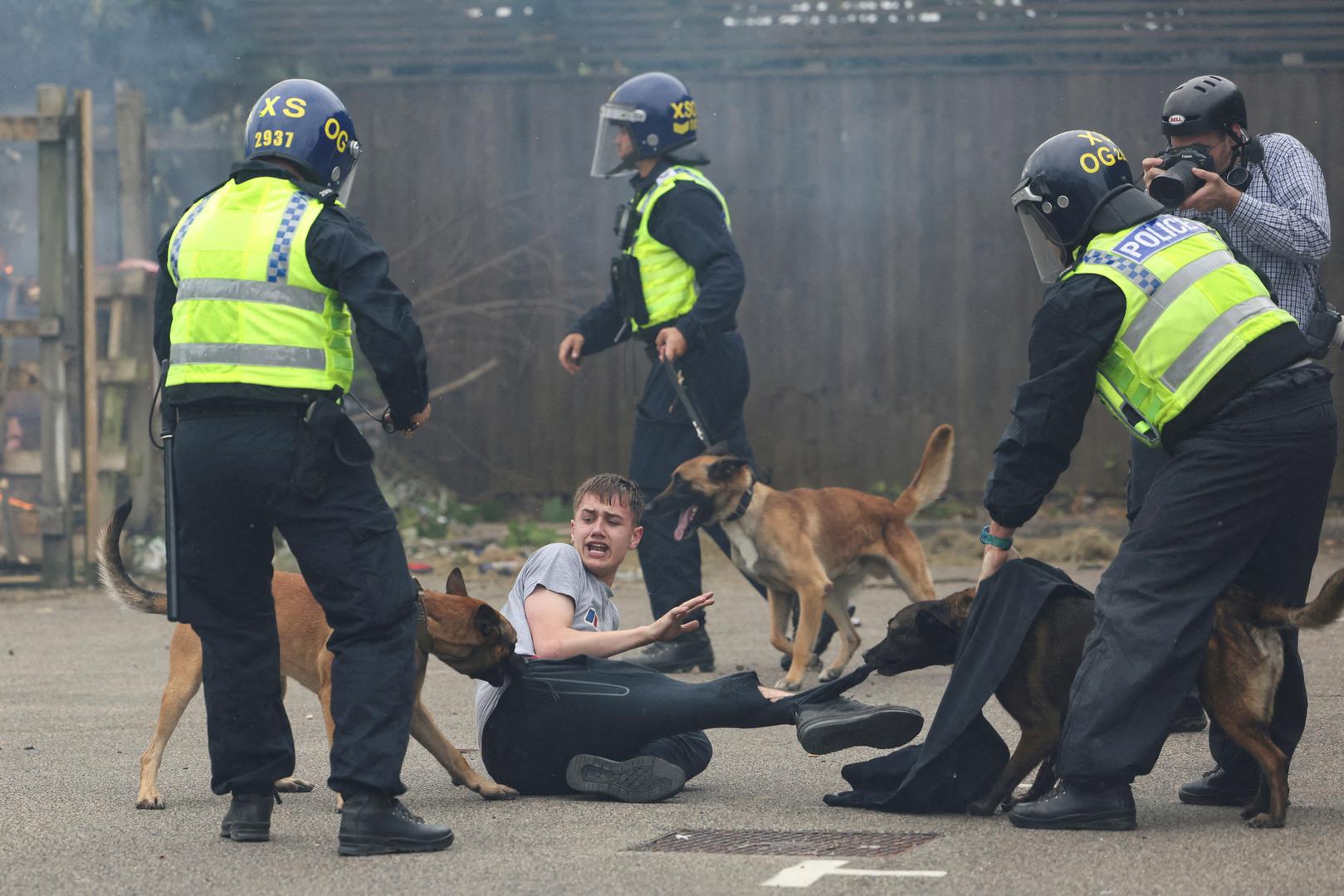 U Rotherhamu su nasilnici napali hotel u kojem borave tražitelji azila, bacajući kamenje i druge predmete na hotel i policiju. Najmanje 10 policajaca je ozlijeđeno, a osoblje hotela je bilo prestravljeno. 