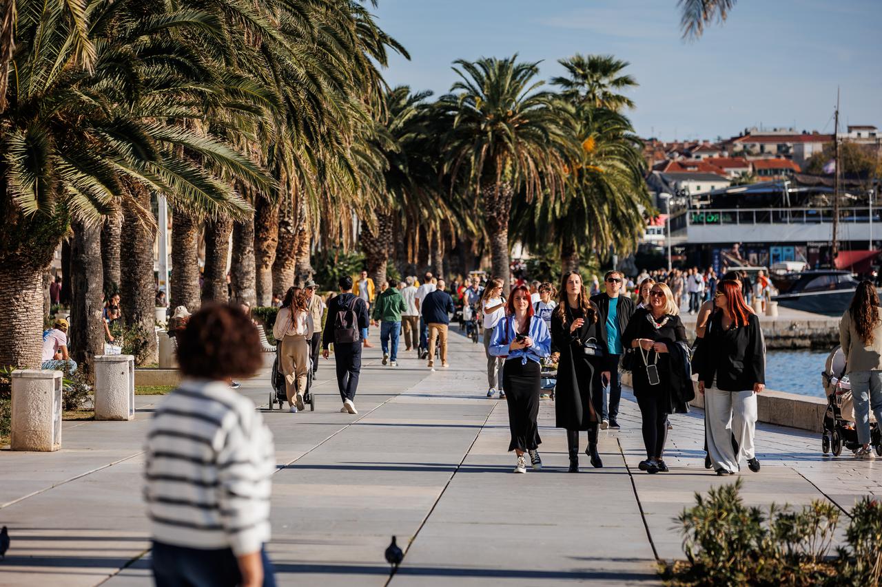 Split: Sunčano i toplo poslijepodne na splitskoj rivi