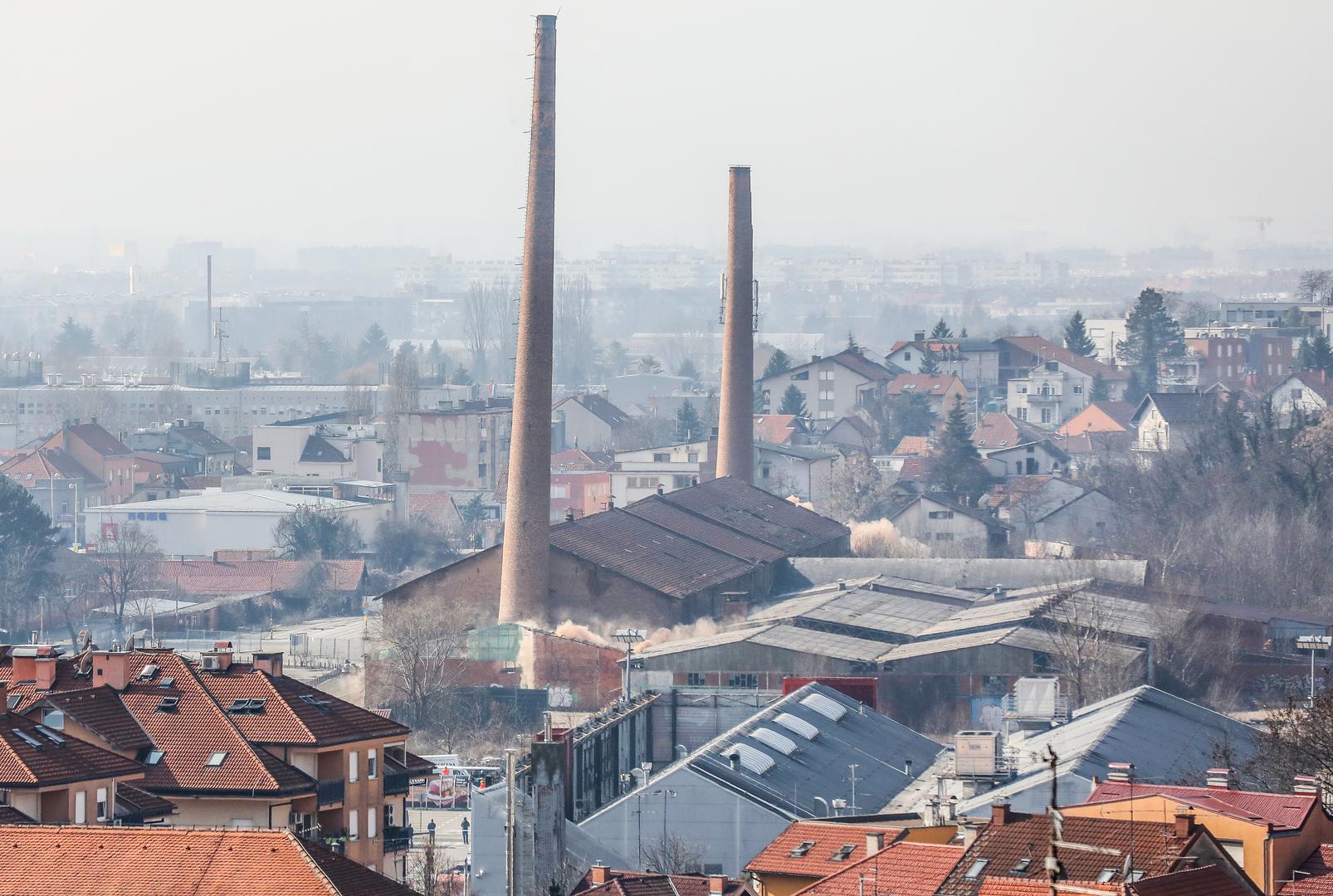 21..02.2021. Zagreb - Na lokaciji bivsih ciglana Zagreb, pored okretista tramvaja na Crnomercu nalazi se napusteni industrijski kompleks sa dva dimnjaka. Dimnjaci se nalaze na istocnom i zapadnom dijelu glavne zgrade s pecima za ciglu. Visina zapadnog dimnjaka je 49.8 m dok je visina istocnog dimnjaka 62.2 m. Uslijed potresa 22. ozujka i 29. prosinca 2020. dimnjaci su osteceni. Zbog ostecenja narusena im je stabilnoste te predstavljaju opasnost od djelomicnog ili cjelovitog rusenja zbog cega ce izvesti kontrolirano rusenje.Gradjani u ulici Sokolovac cekaju pocetak rusenja dimnjaka

Photo: Emica Elvedji/PIXSELL