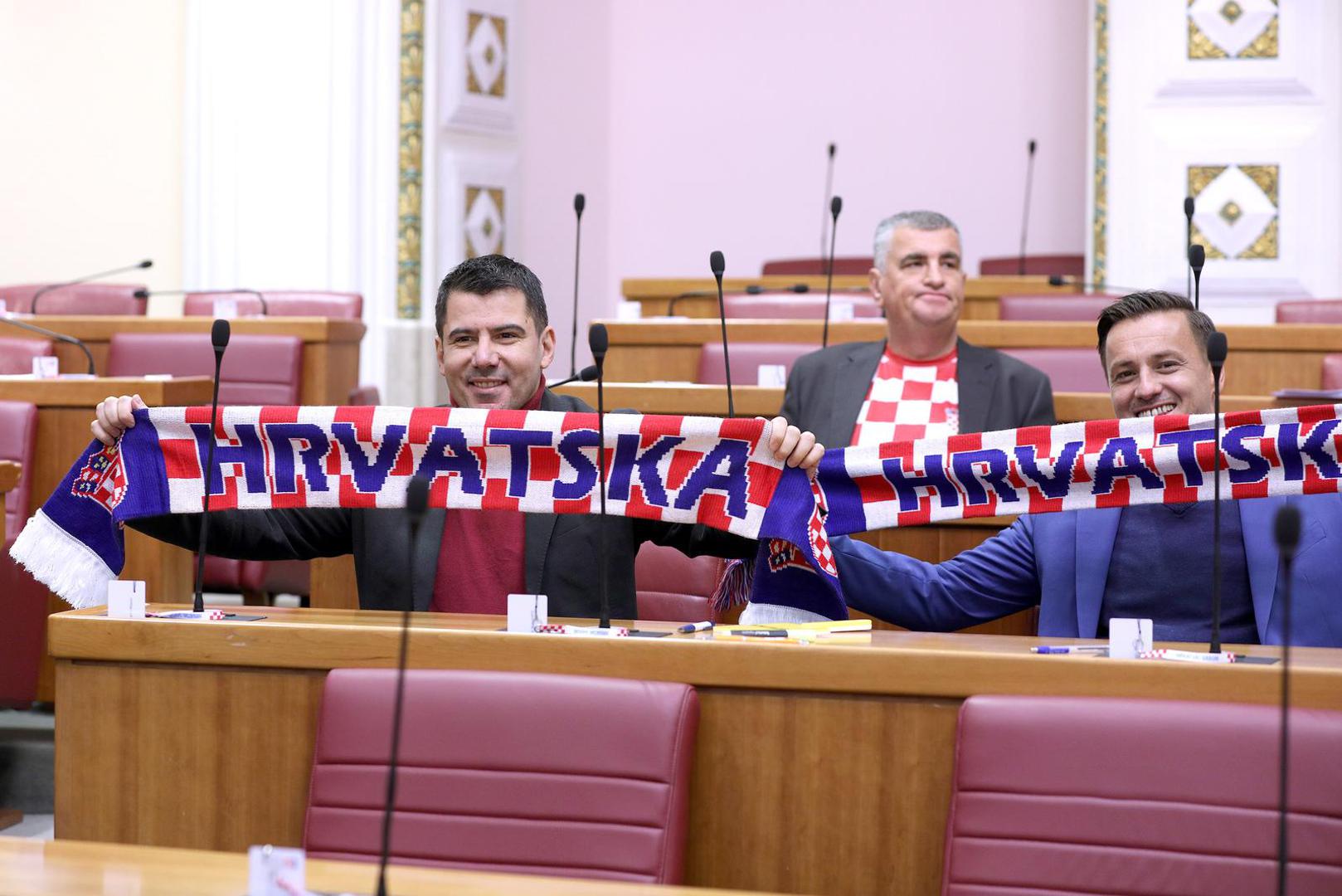 23.11.2022., Zagreb - U Saboru je zavladala navijacka atmosfera i zastupnici se pripremaju za gladanje utakmice svjetskog prvenstva izmedju Hrvatske i Maroka. Photo: Patrik Macek/PIXSELL