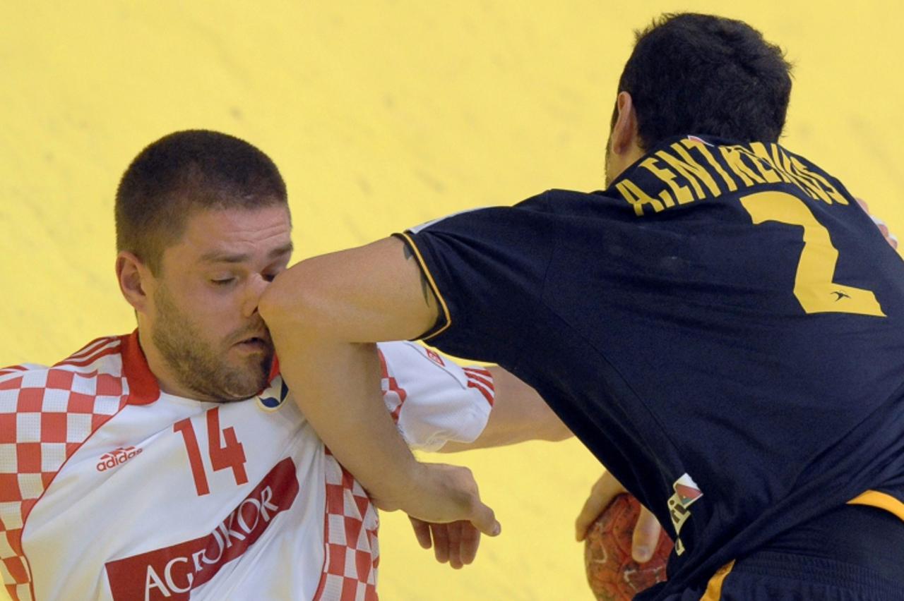 'Croatia\'s Drago Vukovic (L) vies with Spain\'s Alberto Entrerrios Rodriguez (R) during the men\'s EHF Euro 2012 Handball Championship match between Croatia and Spain at the Spens Hall of Novi Sad on