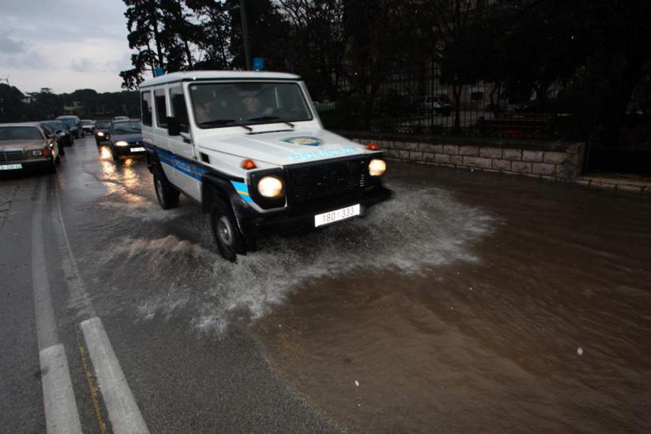 kiša, Zadar, policija, pljusak, voda (1)