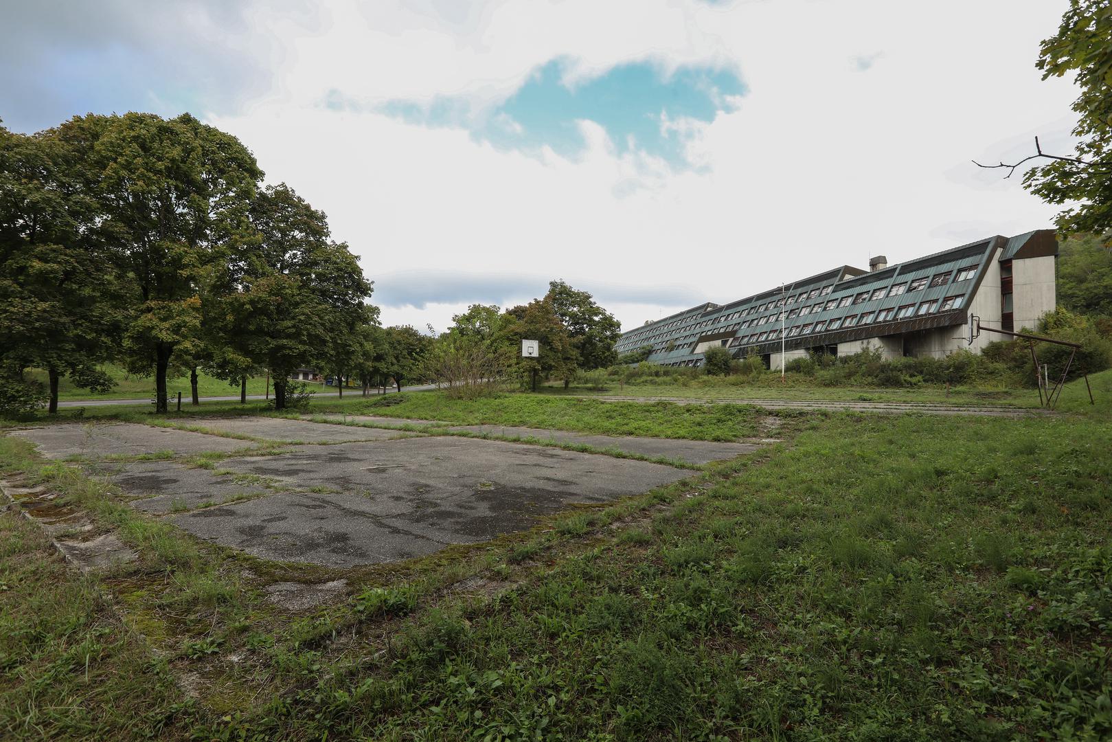 Iako se zove "škola", njezini prostori više nalikuju na hotel, zbog čega je nekoć, tijekom 1990-ih, i služila kao smještaj za prognanike tijekom Domovinskog rata. 