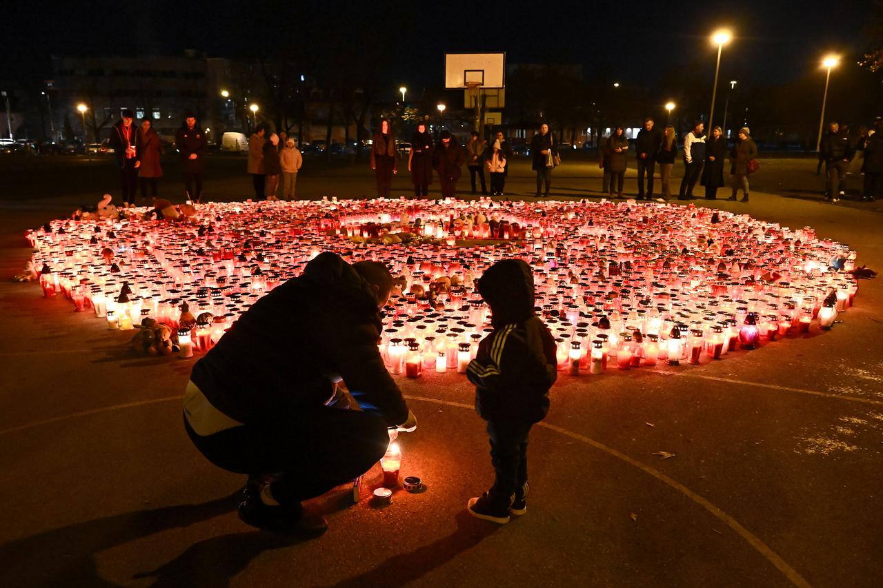 Zagreb: Građani i dalje obilaze osnovnu školu kako bi upalili svijeće na školskom igralištu