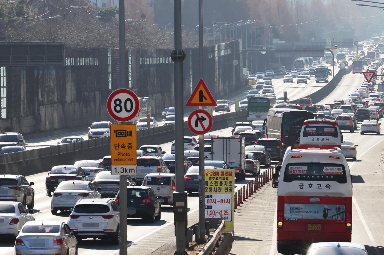 Traffic slows as Lunar New Year holiday begins