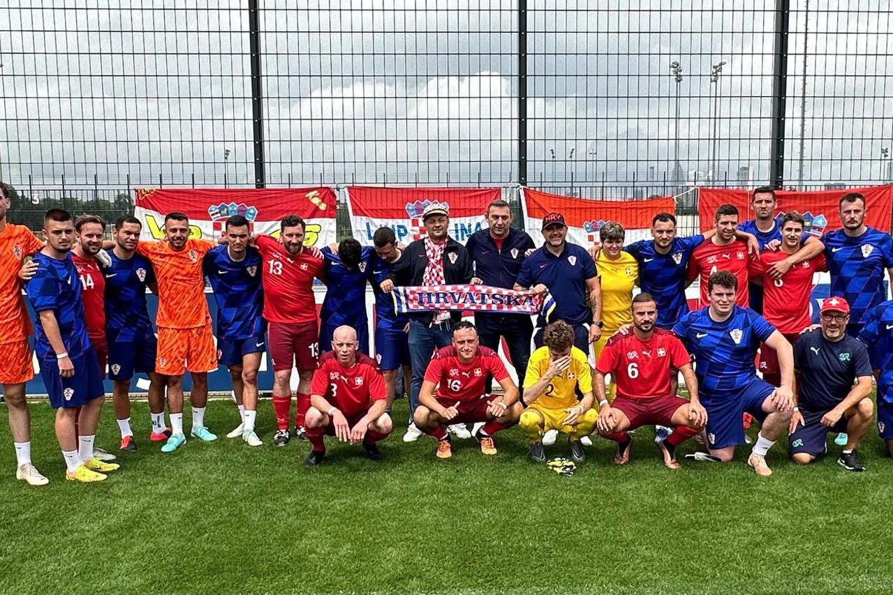 Zajednička fotografija prijateljskih reprezentacija navijača Hrvatske i Albanije