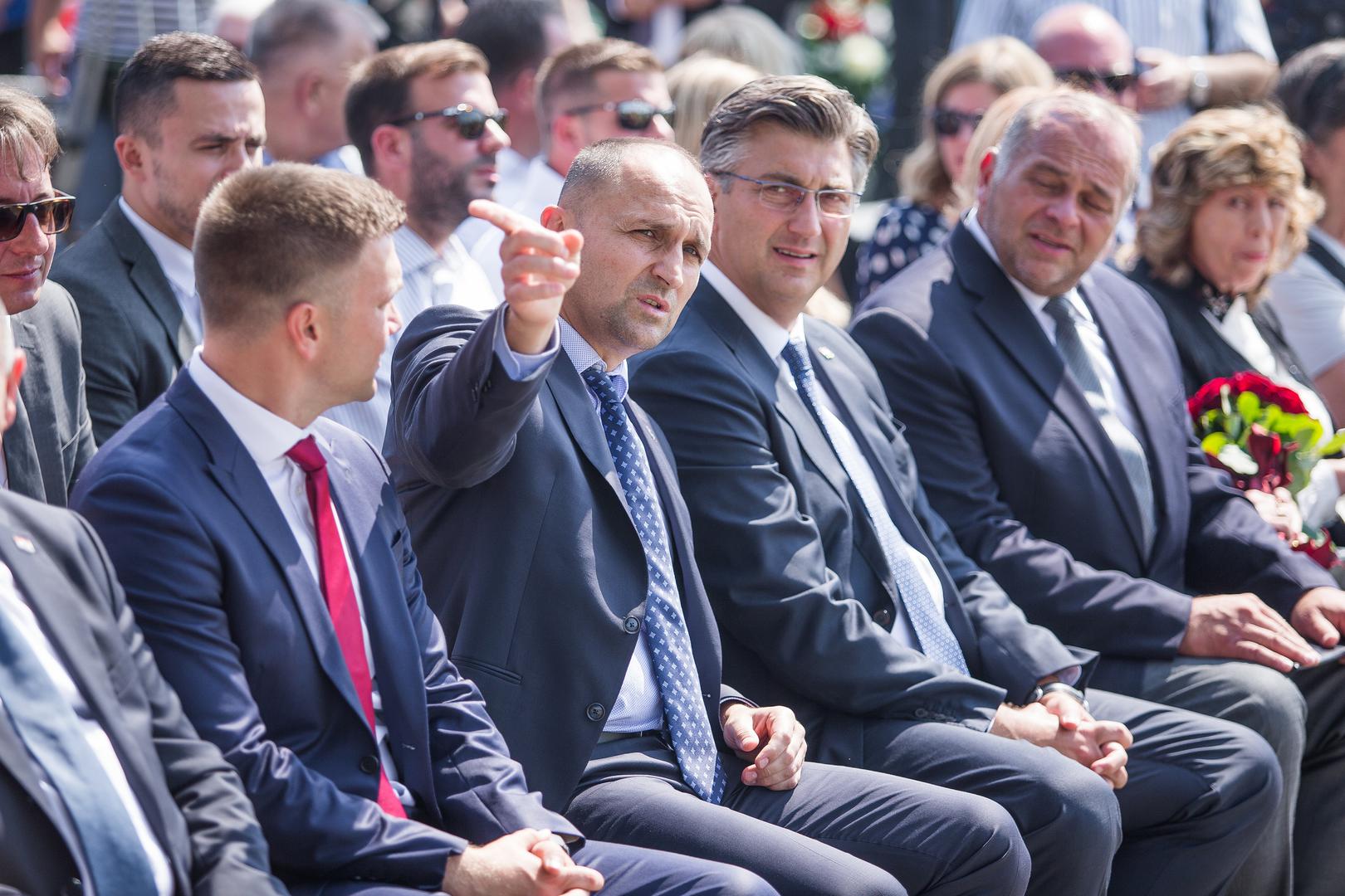 28.08.2019., Osijek - U naselju Brijest svecano je otkriven spomenika HRT-ovom snimatelju Zarku Kaicu koji je ubijen u Domovinskom ratu 28. kolovoza 1991. godine. Zupan Ivan Anusic, predsjednik Vlade RH Andrej Plenkovic. Photo: Davor Javorovic/PIXSELL