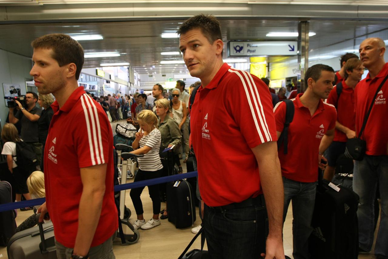 '26.08.2010., Zagreb - Odlazak Hrvatske kosarkaske reprezentacije na Svjetsko prvenstvo u Istanbul. Izbornik Josip Vrankovic i Davor Kus. Photo: Jurica Galoic/PIXSELL'