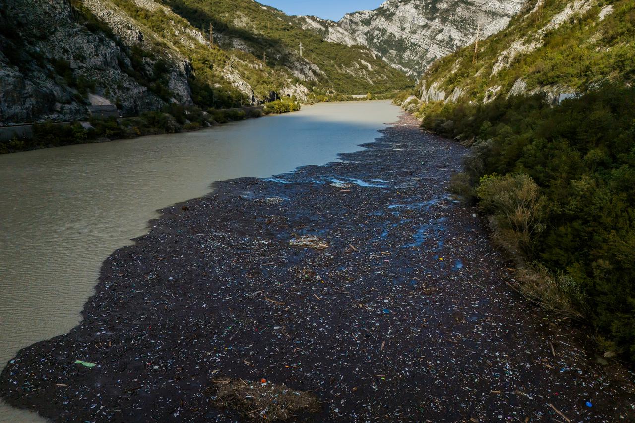 Pogled iz zraka na Neretvu i branu Grabovica gdje se nakupilo smeće nakon poplava