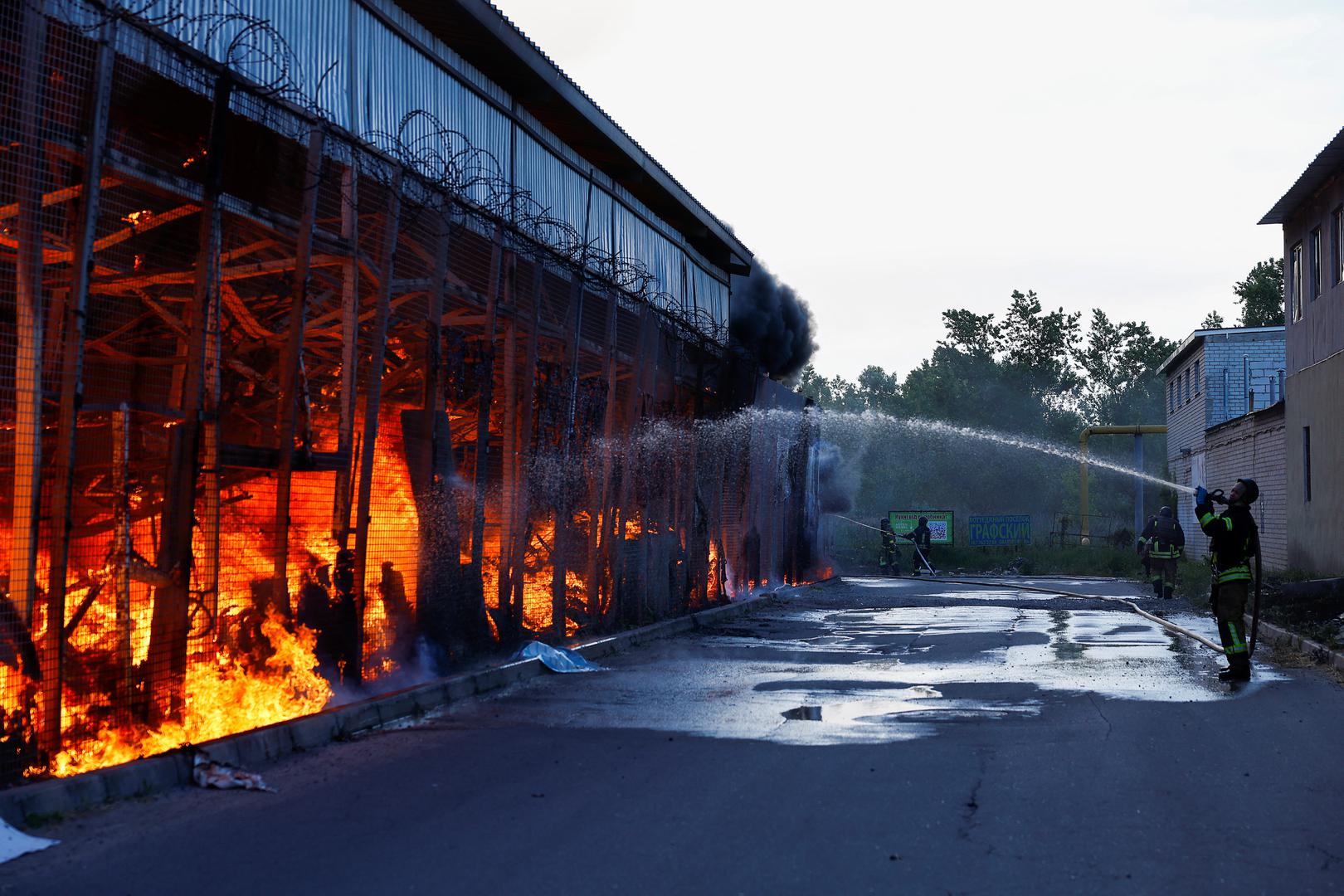 Firefighters work at the site of a household item shopping mall hit by a Russian air strike, amid Russia's attack on Ukraine, in Kharkiv, Ukraine May 25, 2024. REUTERS/Valentyn Ogirenko Photo: VALENTYN OGIRENKO/REUTERS