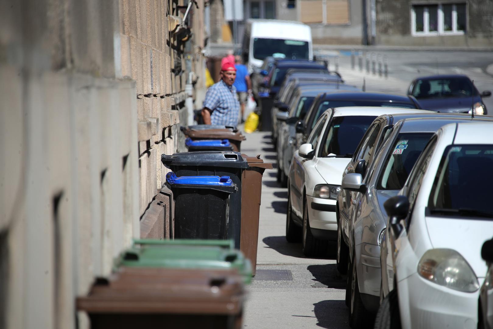 Probajte se mimoići u ovoj ulici. Između kanti za smeće i automobila stvoren je prolaz samo za one u dobroj formi. Na početku ulice Sveti Duh u dane kada se odvozi smeće mnoštvo je kanti na nogostupu. To stvara problem mnogim prolaznicima dok dječja kolica ovdje ne mogu proći.