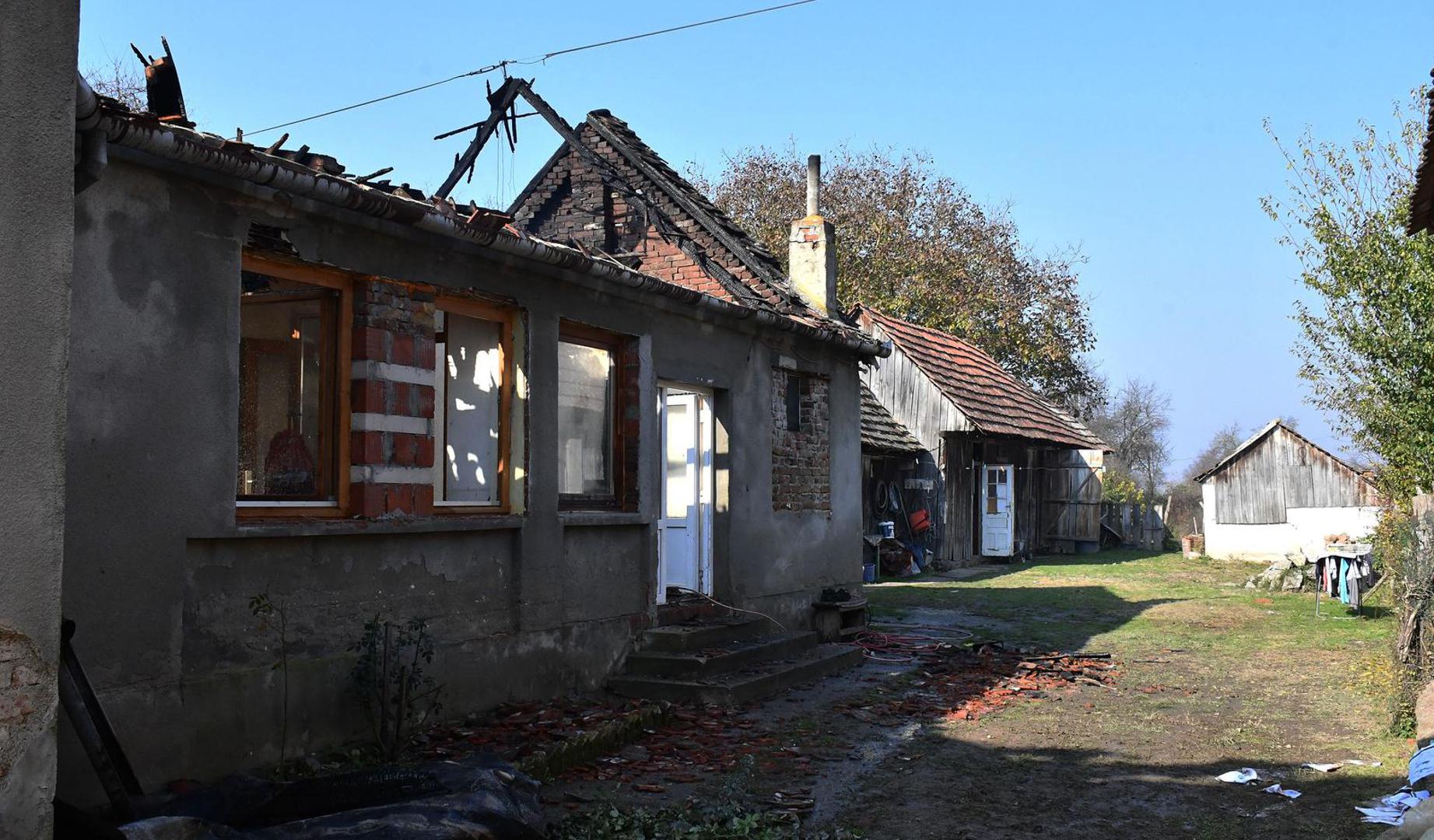 31.10.2021., Klokocevci - U pozaru izgorjela obiteljska kuca Stjepana i Ane Maleta. U kuci je bilo sestero djece od kojih na sreću nitko nije stradao.
