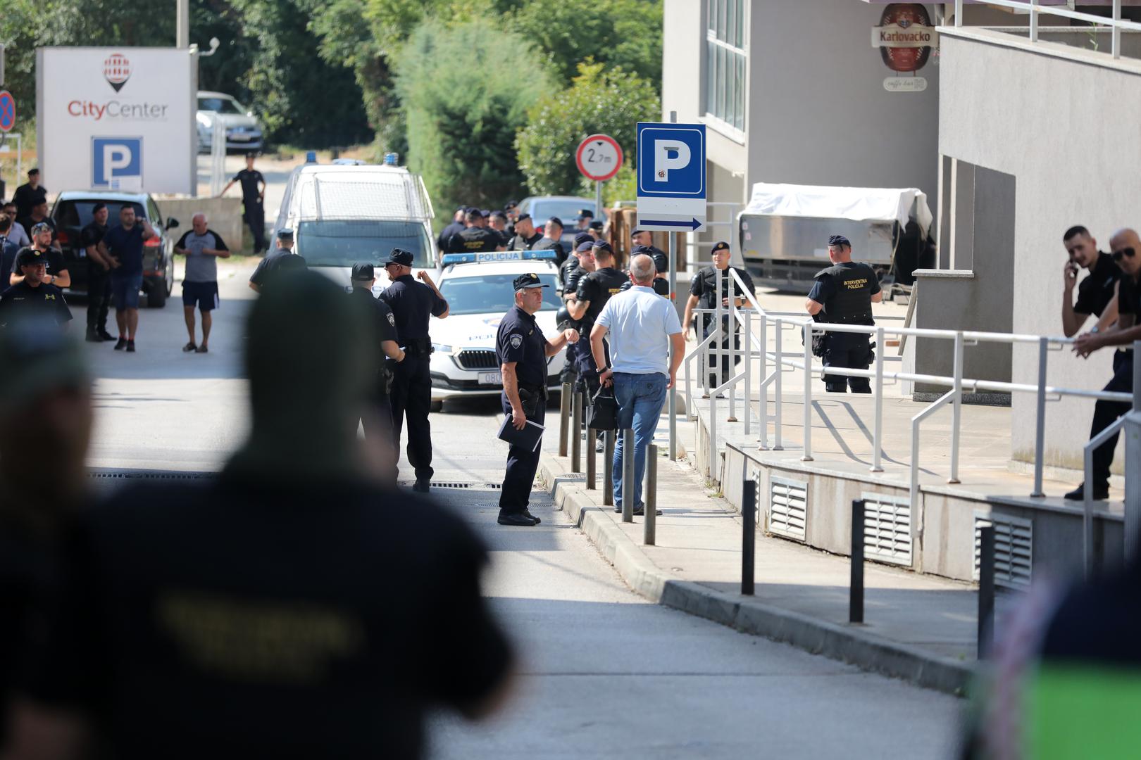 09.07.2024., Pula: Nemali broj interventnih policajaca, blokiran kvart, odvjetnici i rijetki stanari pulske poslovno-stambene zgrade popularne "Porecanke", obiljezili su ovo vruce pulsko jutro. Photo: Sasa Miljevic / PIXSELL/PIXSELL