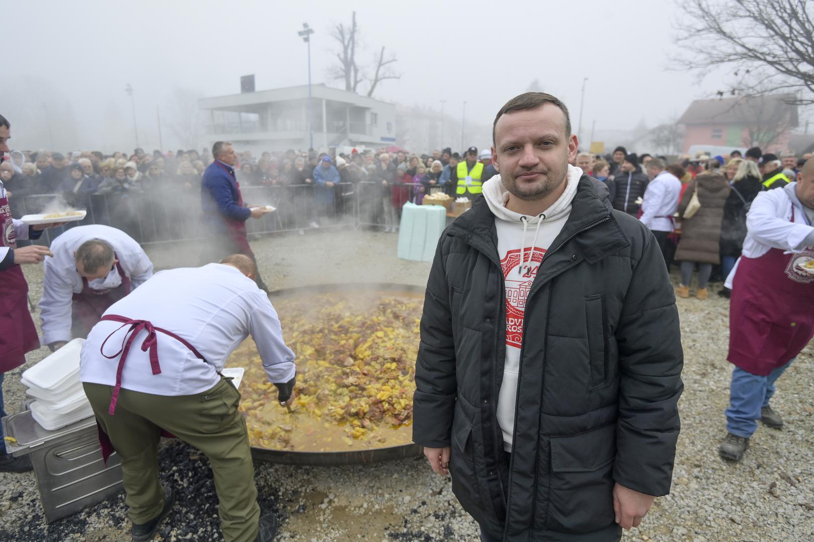 Prosječna peka teži oko 13 kilograma, ima promjer od 40 do 50 centimetara, a ova će težiti više od jedne tone i imati promjer od čak tri metra.

