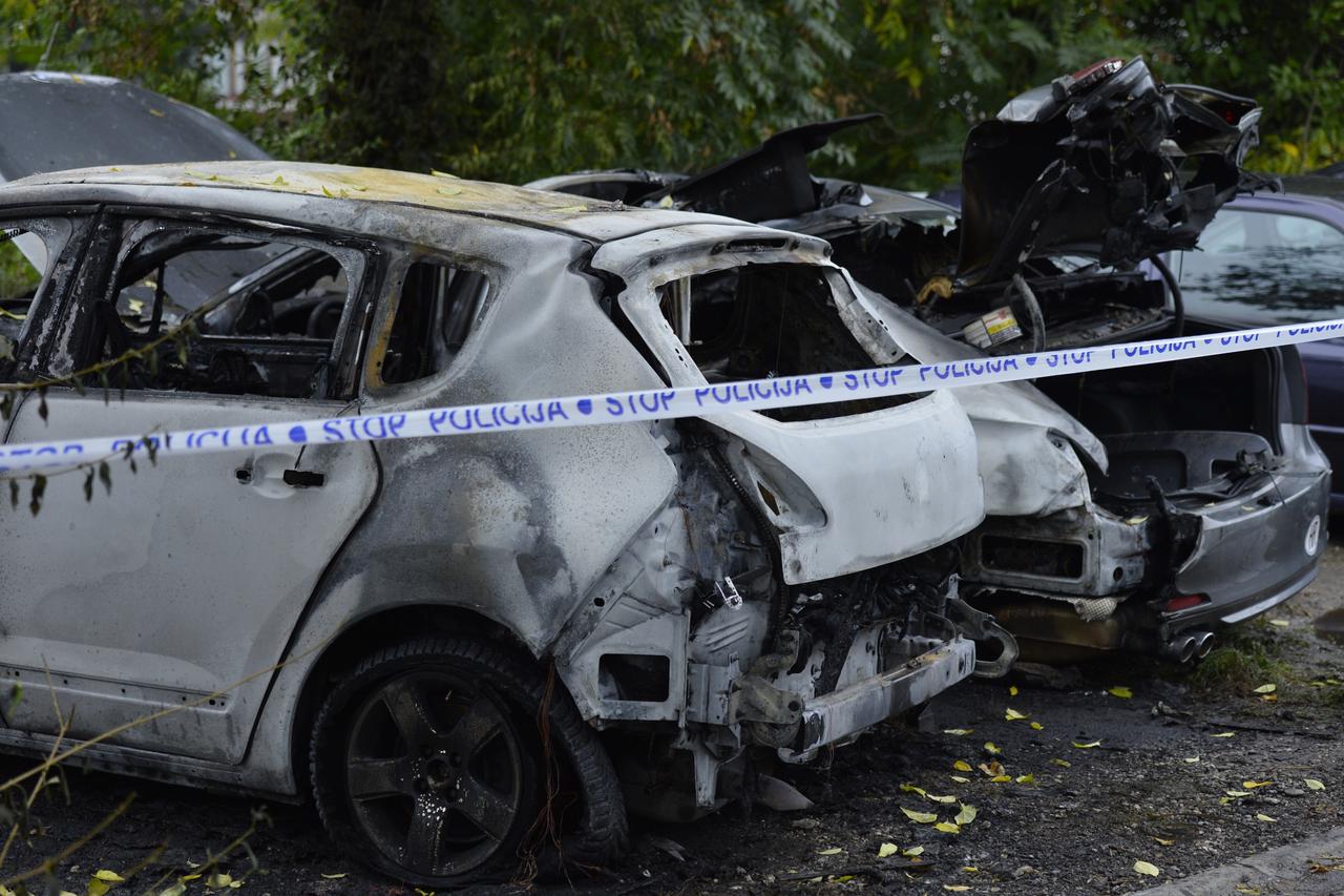 10.10.2015., Zagreb - Licka ulica, tijekom noci izbio je pozar na dva automobila, marke BMW i Peugeot. Policija obavlja ocevid. Photo: Marko Lukunic/PIXSELL