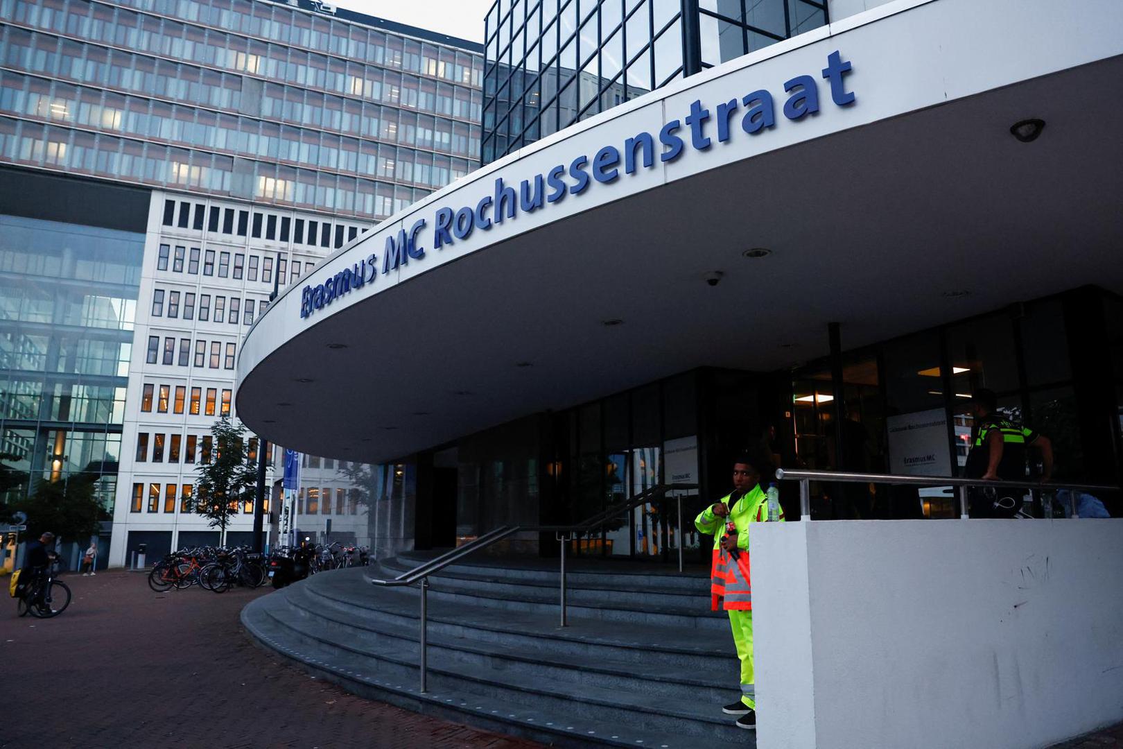 Members of emergency services stand near the entrance to the medical center, after Dutch police arrested a suspect after a shooting in Rotterdam, Netherlands, September 28, 2023. REUTERS/Piroschka van de Wouw Photo: Piroschka van de Wouw/REUTERS