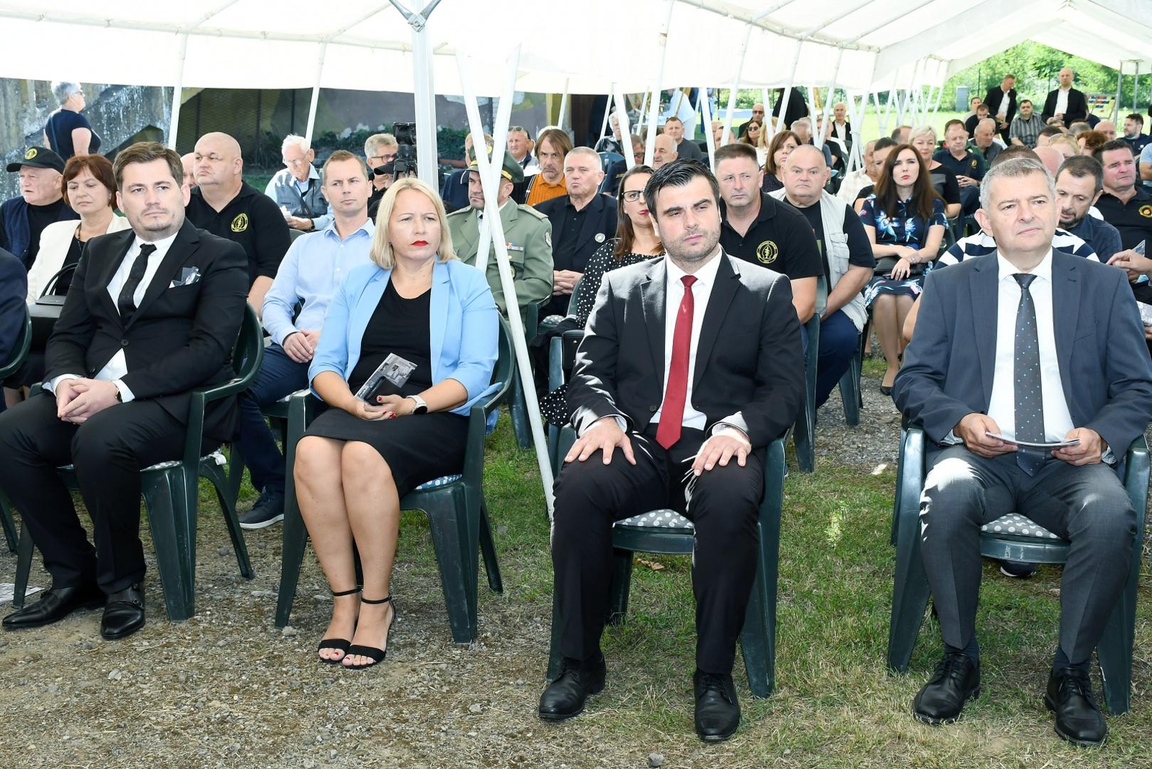 03.09.2021., Sisak - Povodom Dana branitelja grada Siska u bivsoj vojarni Barutana odrzana je svecana akademija i dodijela Plaketa Marijan Celjak - junak obrane grada Siska u Domovinskom ratu te je otvorena izlozba fotografija Mladena Knezevica-Gipsa. Kristina Ikic Banicek, Ivan Celjak.
Photo: Nikola Cutuk/PIXSELL