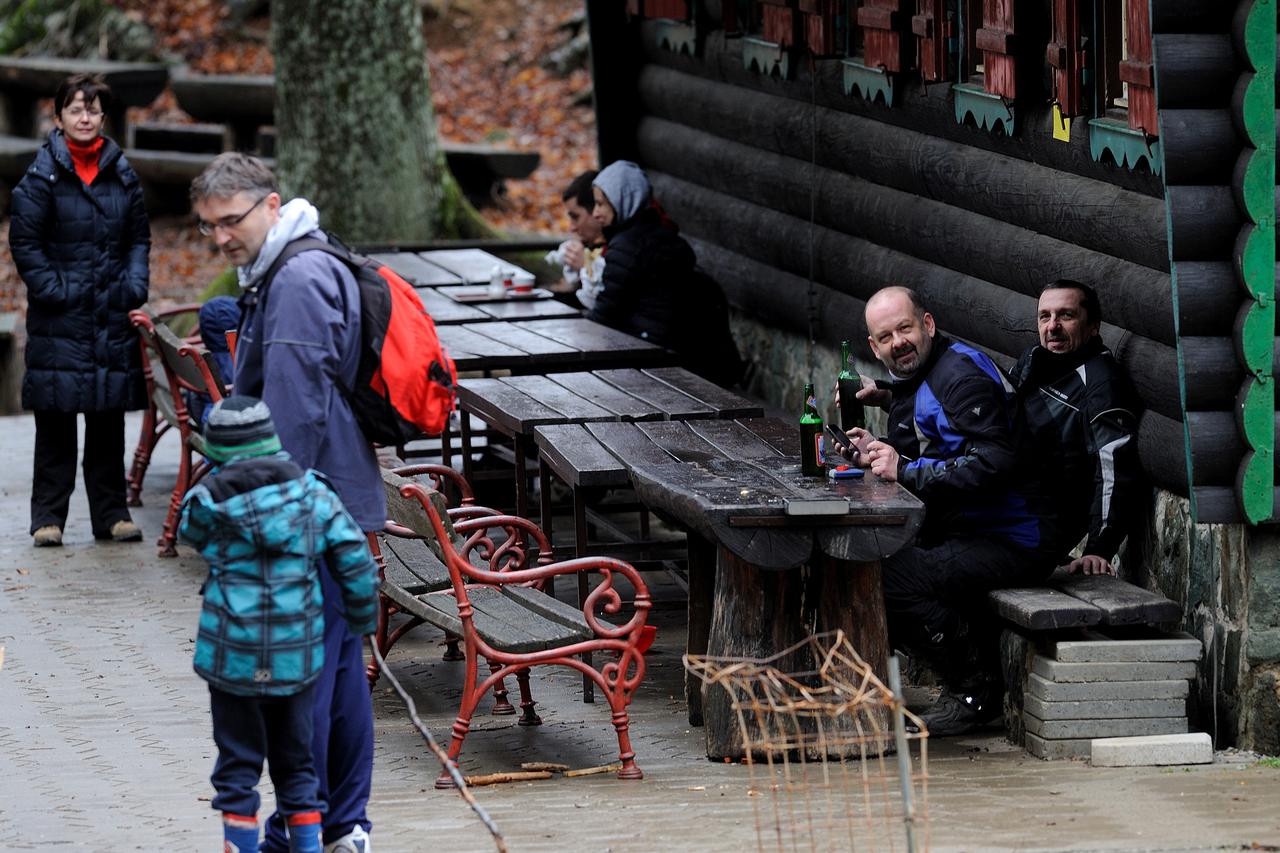 04.01.2014., Zagreb-  Iako je tmurno vrijeme brojni gradjani odlucili su se na rekreaciju na Medvednici.  Photo: Daniel Kasap/PIXSELL