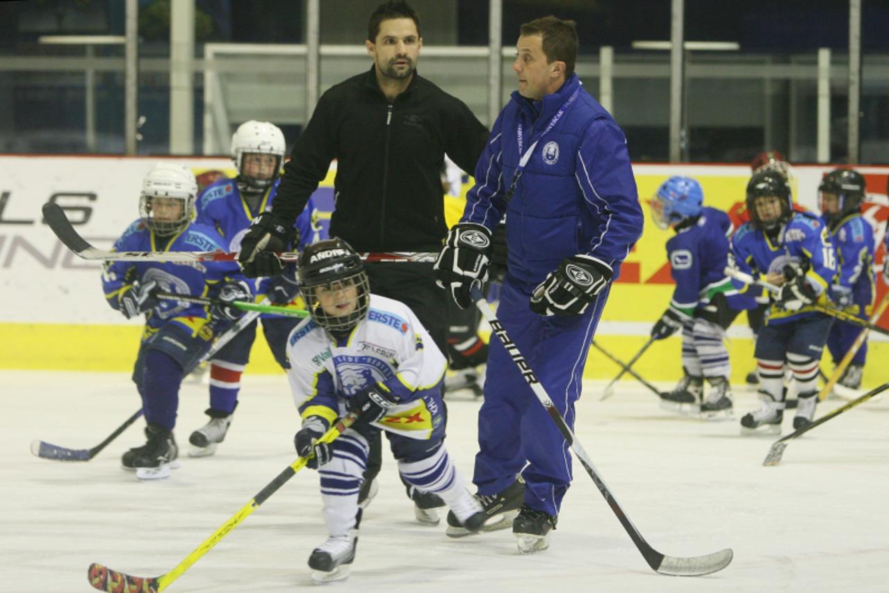 \'02.11.2010., Zagreb - Dom sportova, ledena dvorana, trening malih hokejasa u Medvescakovoj skoli hokeja. Glavni trener Mario Jurkovic i Miroslav Brumercik. Photo: Goran Jakus/PIXSELL\'