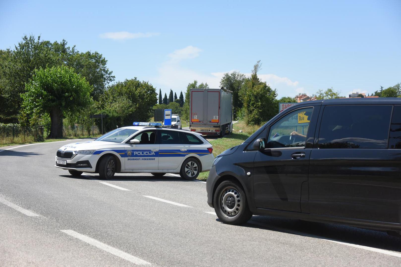 26.07.2023., Buje: Nakon otmice zene, otmicar pobjegao, a policija blokirala sve prilazne smjerove Matelicima. Photo: Sasa Miljevic/PIXSELL