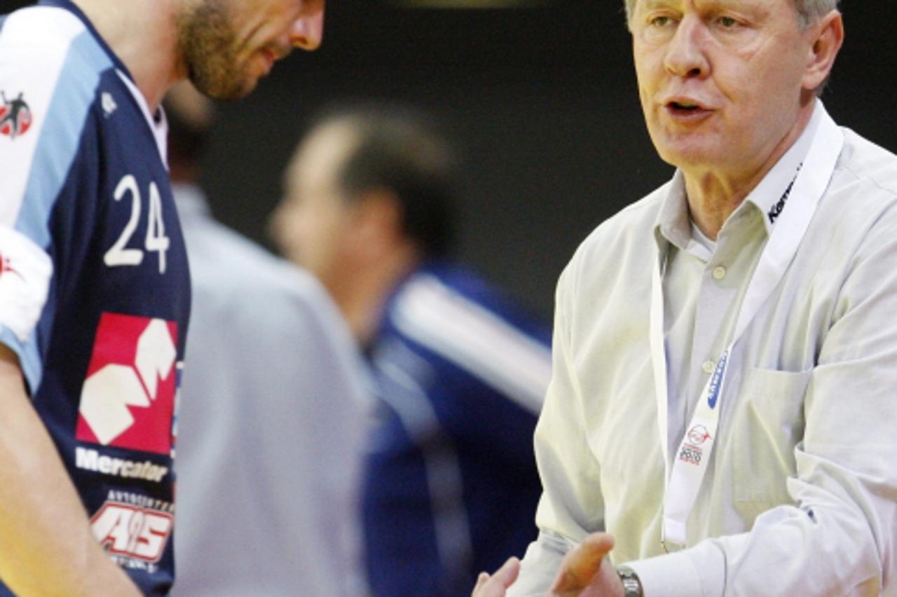 'Slovenia\'s head coach Zvonimir Serdarusic (R) talks to Slovenia\'s Uros Zorman during the Men\'s European Handball Championship second round match against France in Innsbruck, January 26, 2010.    R