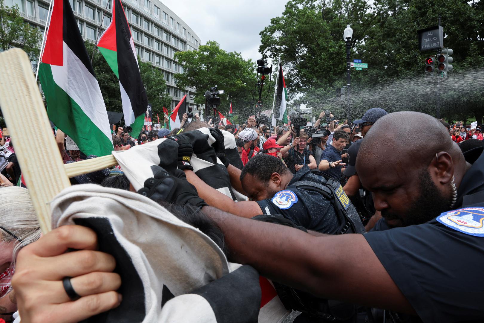 U.S. Capitol Police officers use pepper spray on pro-Palestinian demonstrators as they push them back, on the day Israeli Prime Minister Benjamin Netanyahu addresses a joint meeting of Congress, on Capitol Hill, in Washington, U.S., July 24, 2024. REUTERS/Umit Bektas Photo: UMIT BEKTAS/REUTERS