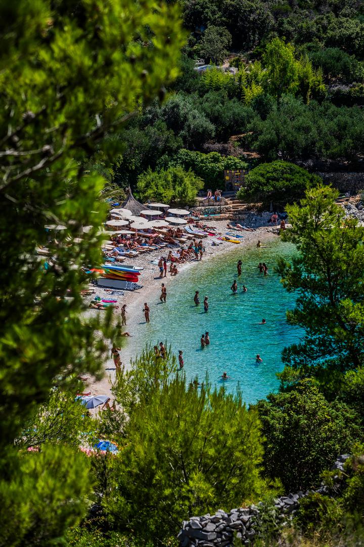 Pokonji Dol upravo je najistočnija točka te skupine otoka. Ime je dobio po borovoj smoli - "paklini" koja se koristila kao zaštitni premaz za drvene brodove i čamce.