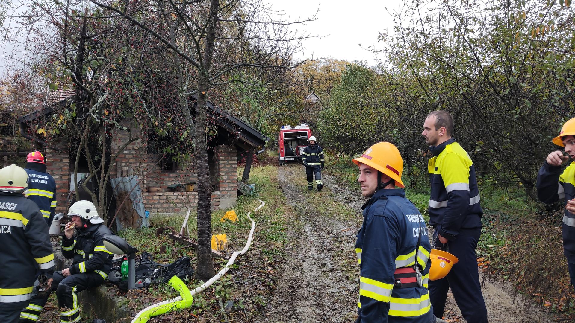 06.11.2022.,Pleternica - Na objektu iznad Buka pored Pleternice buknuo je veliki pozar, a vatrogasci se vec vise od dva sata bore s vatrenom stihijom. Na terenu je oko 30 vatrogasaca DVD Pleternice, Buka i Gradca te JVP Pozesko-slavonske zupanije.

 Photo: Ivica Galovic/PIXSELL