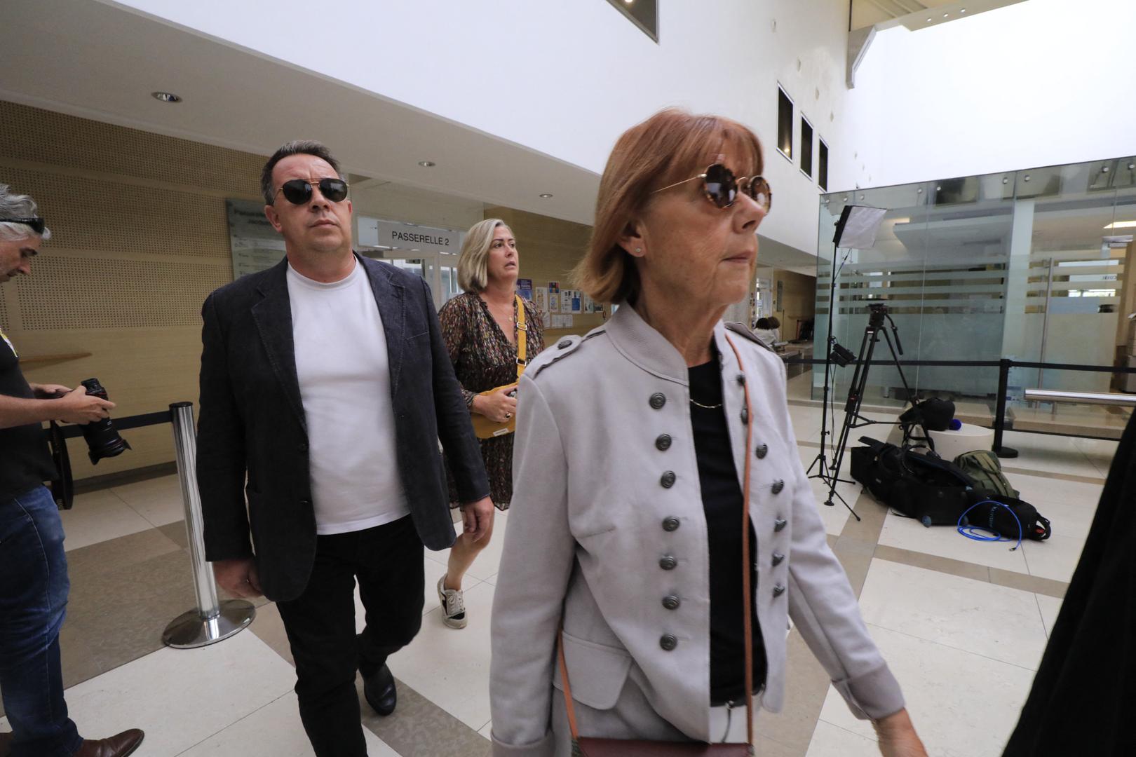 Gisèle Pélicot arrive avec ses enfants David Pélicot et Caroline Darian - Procès du viol de Gisèle Pélicot par cinquante hommes âgés de 26 à 74 devant la cour criminelle départementale de Vaucluse à Avignon, France, le 4 septembre 2024. Son mari Dominique Pélicot, est accusé d'avoir drogué sa femme pendant dix ans pour la soumettre sexuellement à d'autres hommes qu'il recrutait sur internet. Il est jugé avec 50 autres hommes âgés de 26 à 74 ans pour vioIs aggravés, à partir du lundi 2 septembre et pour quatre mois. © Franz Chavaroche/Nice Matin/Bestimage Gisèle Pélicot arrive with her children to the courthouse during the trial of her husband accused of drugging her for nearly ten years and inviting strangers to rape her at their home in Mazan, a small town in the south of France, in Avignon, on September 4, 2024. The case involves 50 co-defendants. The defendants, 18 of whom are on remand, are men aged between 21 and 68 at the time of the events. Photo: Franz Chavaroche / Nice Matin / Bestimage/BESTIMAGE