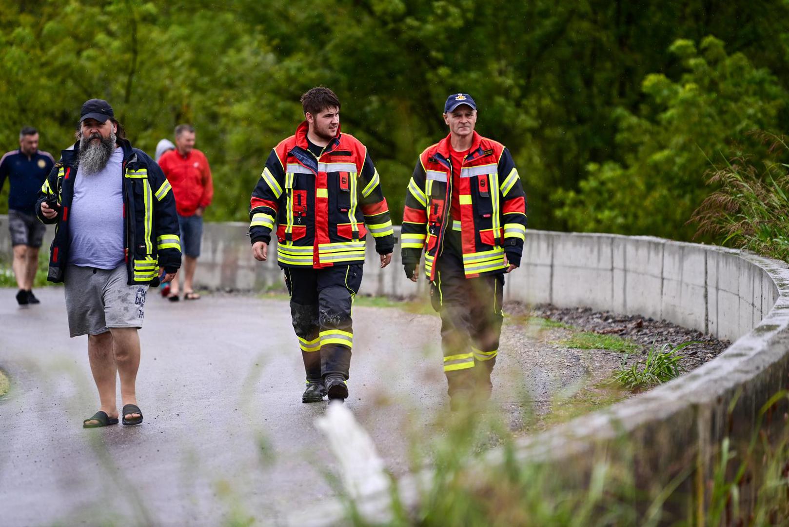 06.08.2023., Zagreb -  Uvedeno je izvanredno stanje obrane od poplava u naseljima oko Rugvice. Stanovnici Narta Savskog pune vreće pijeska kako bi zaštitili svoje kuće. Photo: Igor Soban/PIXSELL