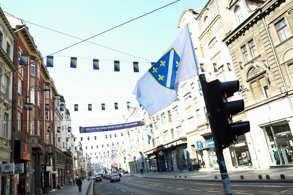 Centar Sarajeva ukrašen zastavama povodom Dana nezavisnosti BIH