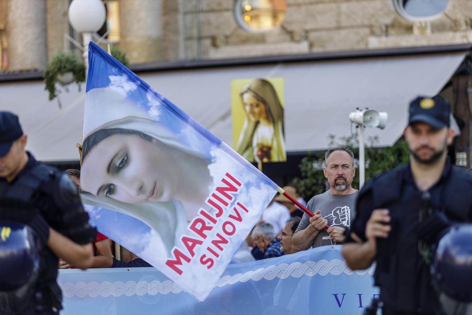 Pored toga, okupljeni molili su za muškarce da postanu duhovni autoriteti u obitelji, za život u predbračnoj čistoći, čednost u odijevanju i ponašanju te obnovu katoličkih brakova.

