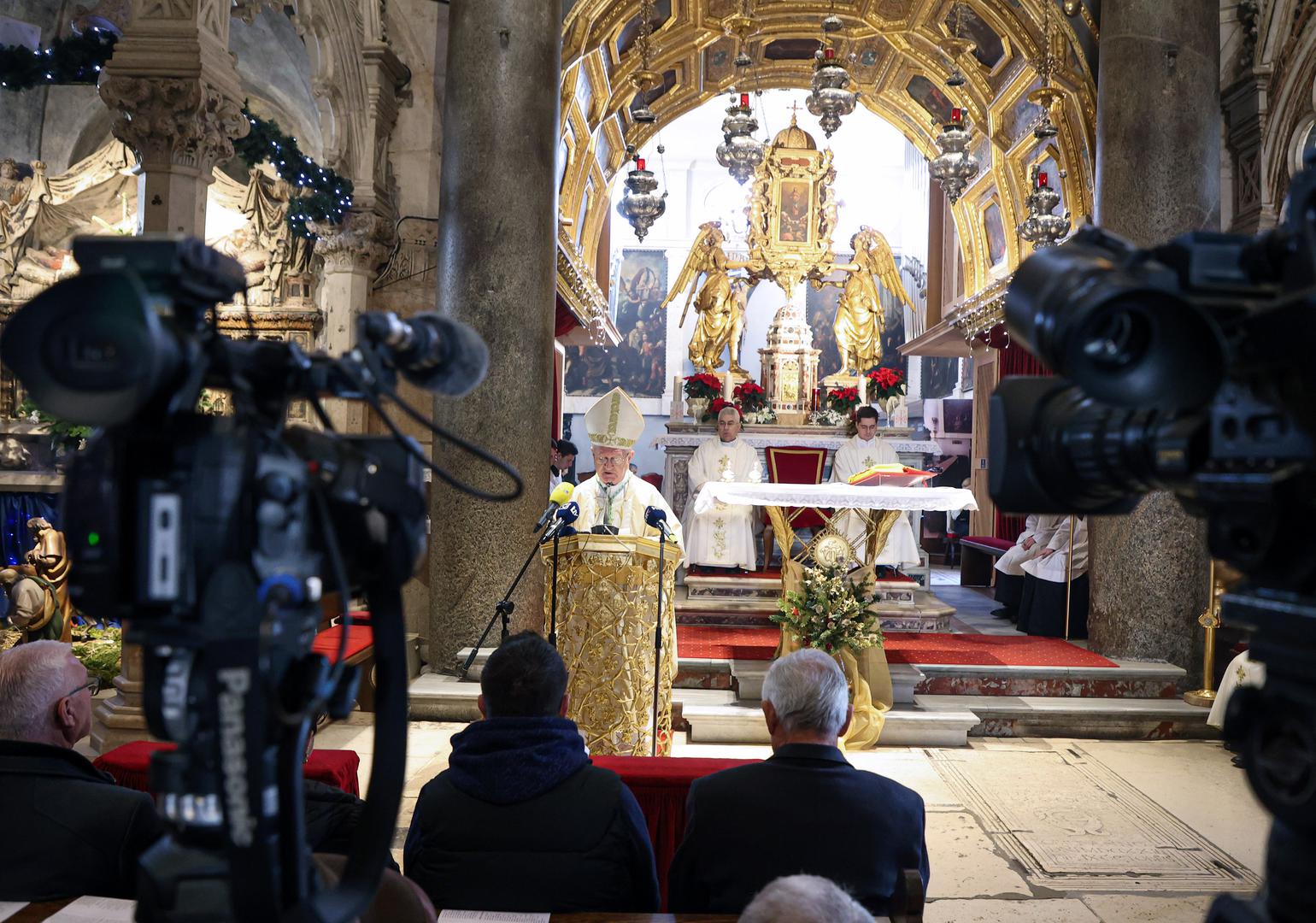 25.12.2023., Split- Splitsko-makarski nadbiskup Zdenko Krizic predvodio na Bozic svecano euharistijsko slavlje u splitskoj katedrali. Photo: Ivana Ivanovic/PIXSELL