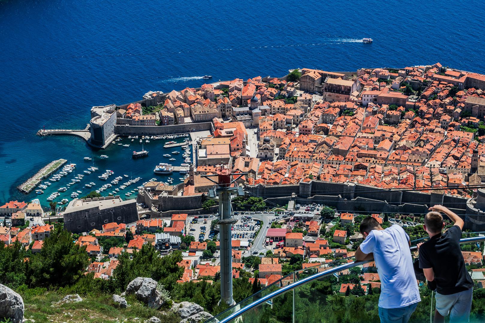 "Znamo da je i Rijeka poplavljivana već sada i Split također, Dubrovnik, a i ova neka nizinska područja. Delta Neretve je ugrožena, zaleđe Zadra. Recimo da se sva Antarktika otopi to je 57 metara podizanja morske razine. Naravno to se ne može dogoditi za 100 godina, ali se može dogoditi zbog ovakvih epizoda da će to podizanje biti brže nego što smo mislili", rekao je.