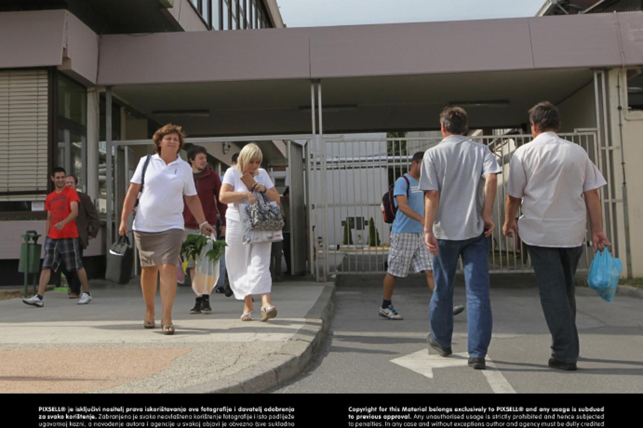 '31.08.2012., Koprivnica - Vecina radnika prehrambene kompanije Podravka nije se odazvala pozivu predsjednika uprave Zvonimira Mrsica da petkom nose majice s natpisima proizvoda te tvrtke. Photo: Mari