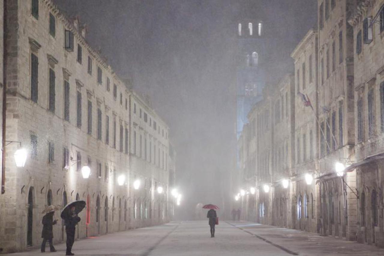 Snježne pahulje zabijelile su i Dubrovnik (1)
