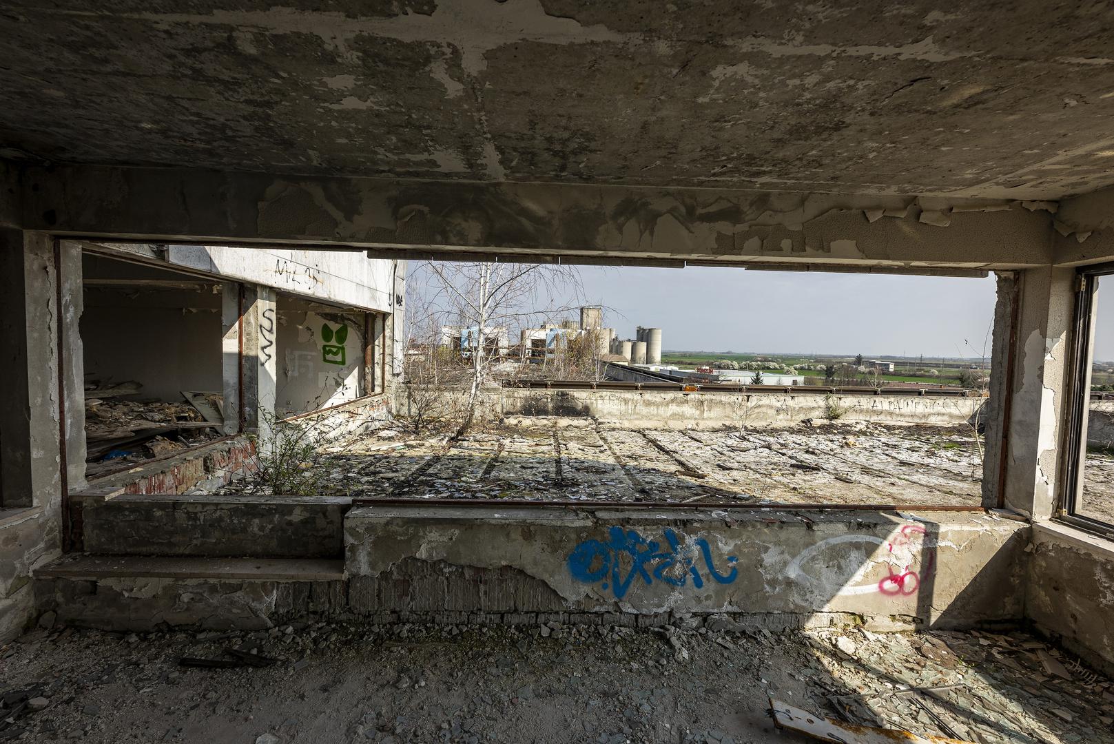 06.03.2024., Djakovo - Nekadasnja upravna zgrada PIK-a u Djakovu poznata kao Mimoza (sto je kratica od ''mimo zakona'', jer je navodno sagradjena bez gradjevinske dozvole). Potpuno devastiranu, unistenu i neupotrebljivu zgradu drzava je poklonila Djakovu da je urede. Photo: Davor Javorovic/PIXSELL