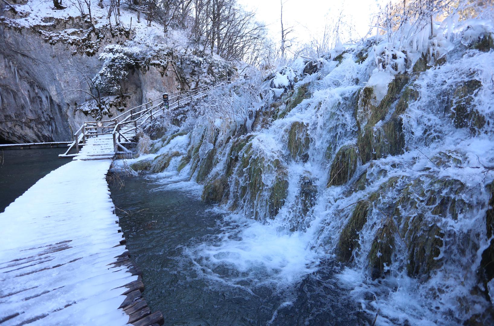 13.01.2024., Plitvicka jezera - Snijeg i debeli minusi zaledili su slapove na Plitvickim jezerima koji mame uzdahe brojnih posjetitelja. Photo: Kristina Stedul Fabac/PIXSELL