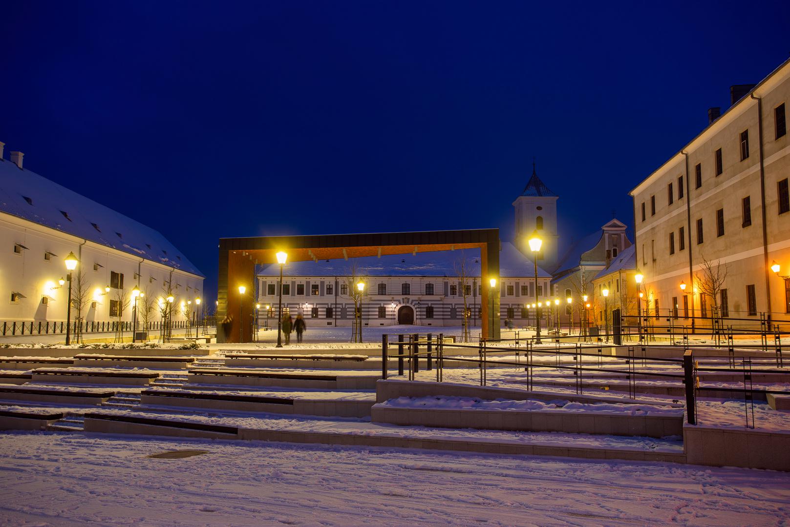 17.01.2021., Osijek - Novi snijeg koji je padao preko noci i u jutarnjim satima prekrio je osjecku Tvrdju. Dva trga osjecke Tvrdje pod svijetlima ulicne rasvjete i snijega izgledaju prekrasno. rrPhoto: Davor Javorovic/PIXSELL